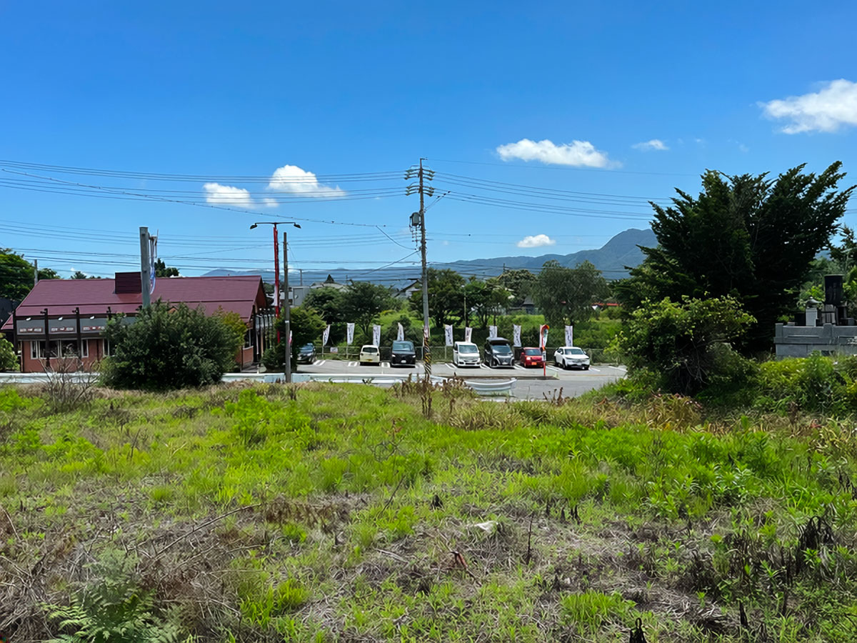 小田井　県道近くのコンパクトな平坦地